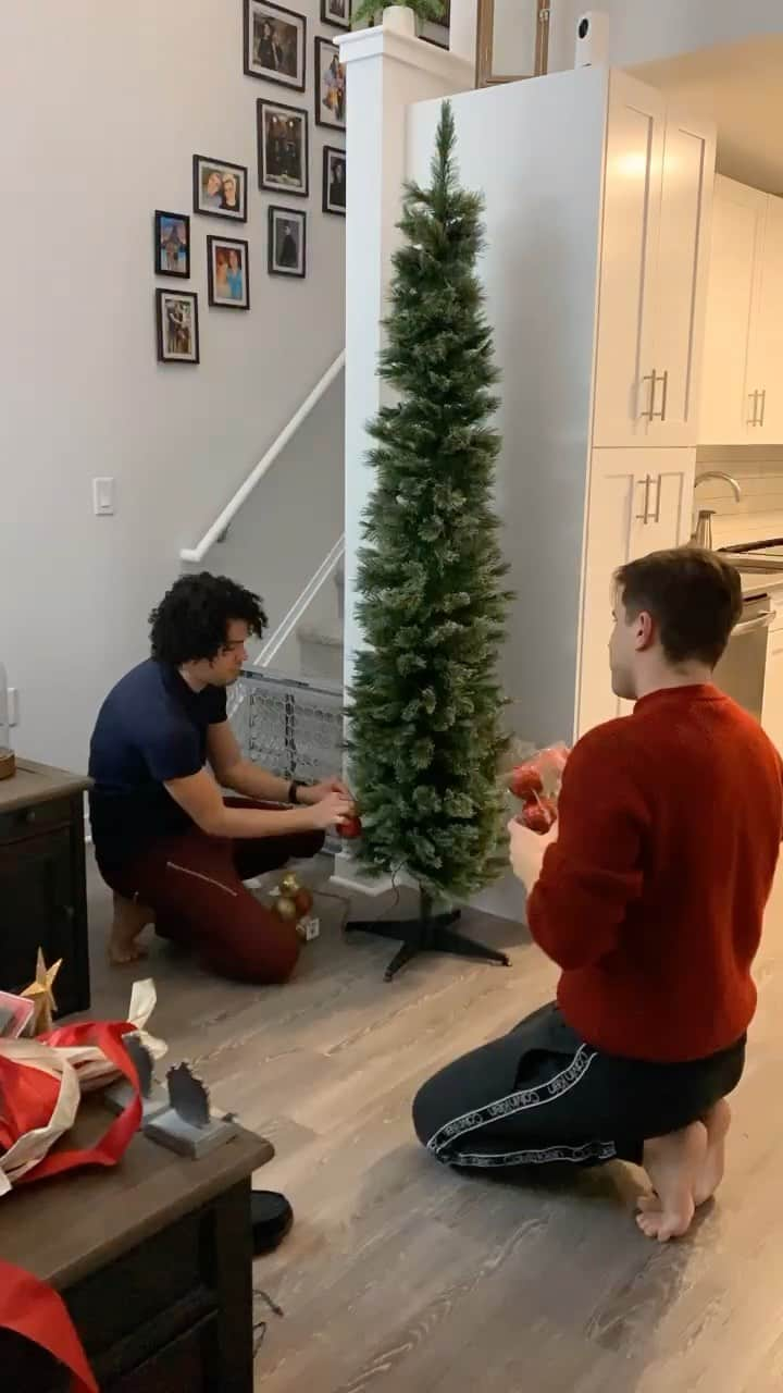 サム・アウヴェスのインスタグラム：「It’s that time of year! #christmas #decoration #christmastree #gaycouple #reels」