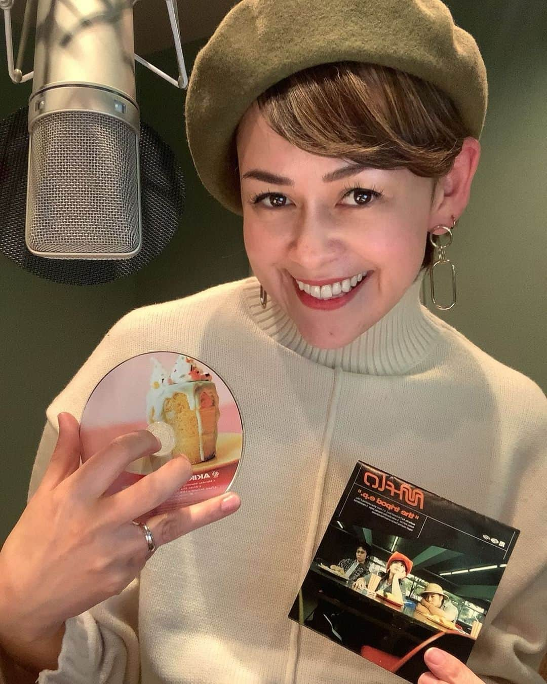 トムセン陽子さんのインスタグラム写真 - (トムセン陽子Instagram)「昨日もおつきあい、感謝。  No Radio, No Life!  #radio #radiodj #bayfm #9の音粋 #ラジオ #ラジオdj」12月2日 13時11分 - yokothomsen