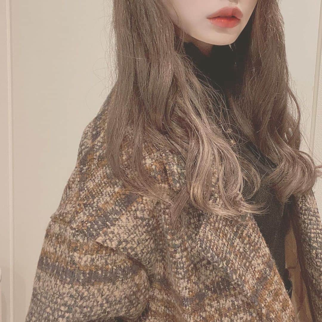 大橋あかりのインスタグラム：「Check coat... ⬒⬓⬒⬓ ・ ・ タートルネックとオーバーサイズのコートで重ね着するのかわいい🐻❤︎ @holidayandholiday_official  ・ ・ マツパは @pooleye_omotesando  さん、いつもありがとうございます✨ ・  #얼짱 #ootd #fashion  #l4l #いいね返し #like4like  #instalove #instagood #lfl #like4l #冬コーデ」