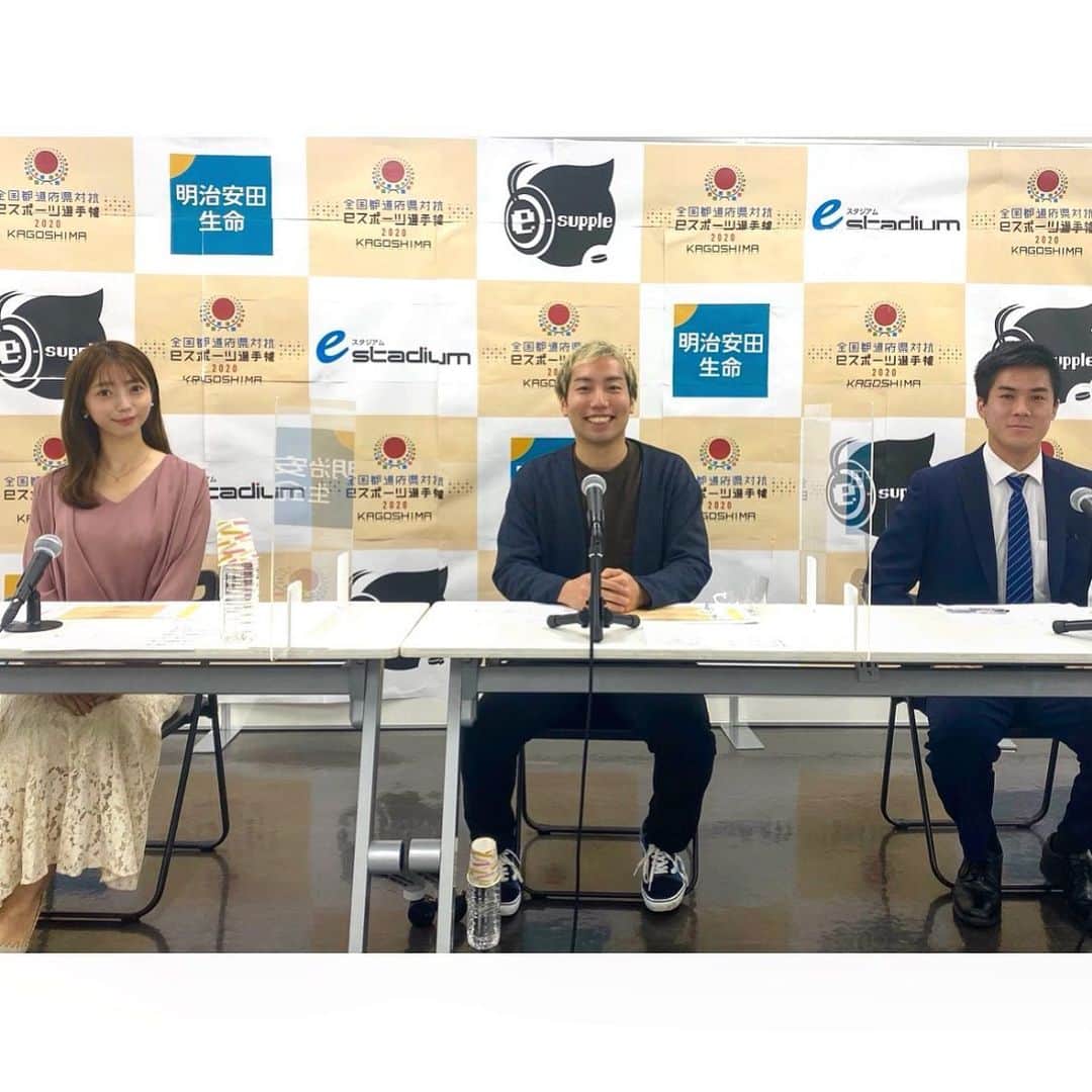 YUMIのインスタグラム：「🎮⚽️ 先日行われた 全国都道府県対抗eスポーツ選手権 2020 KAGOSHIMA eFootball ウイニングイレブン部門 九州ブロックのMCを務めさせて頂きました🎤  優勝されたチームの皆さんおめでとうございます🎉 九州代表として出場される 12月の大会も応援しています📣💗  今年はオンラインでの配信となりましたが、 白熱した試合が繰り広げられていましたよ〜💪🔥  昨年リポーターとして行った福岡大会で刺激を受けて、 ウイニングイレブンを始めたけどまだまだ勉強中🤦‍♀️  私も上手くなりたいな〜🥺  📷実況解説のおふたりと✨🙇‍♀️  #ウイニングイレブン#九州#mc #全国都道府県対抗eスポーツ選手権  #ゲーム#ゲーム女子#サッカー」