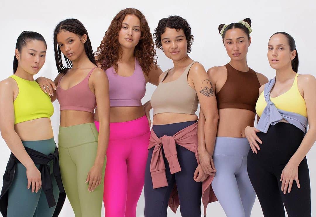 アン・カーティスのインスタグラム：「Introducing Recess✨  Recess empowers all movement. Sure, we’re activewear. But we’re also life-intervention-wear. We’re what you wear when you need to be good to you, when you need to take a moment for yourself to Recess—physically, mentally emotionally, et ceterally 🤸‍♀️🧠❤️☁️ @our.recess   Shop Recess now on @zaloraph 🛒」