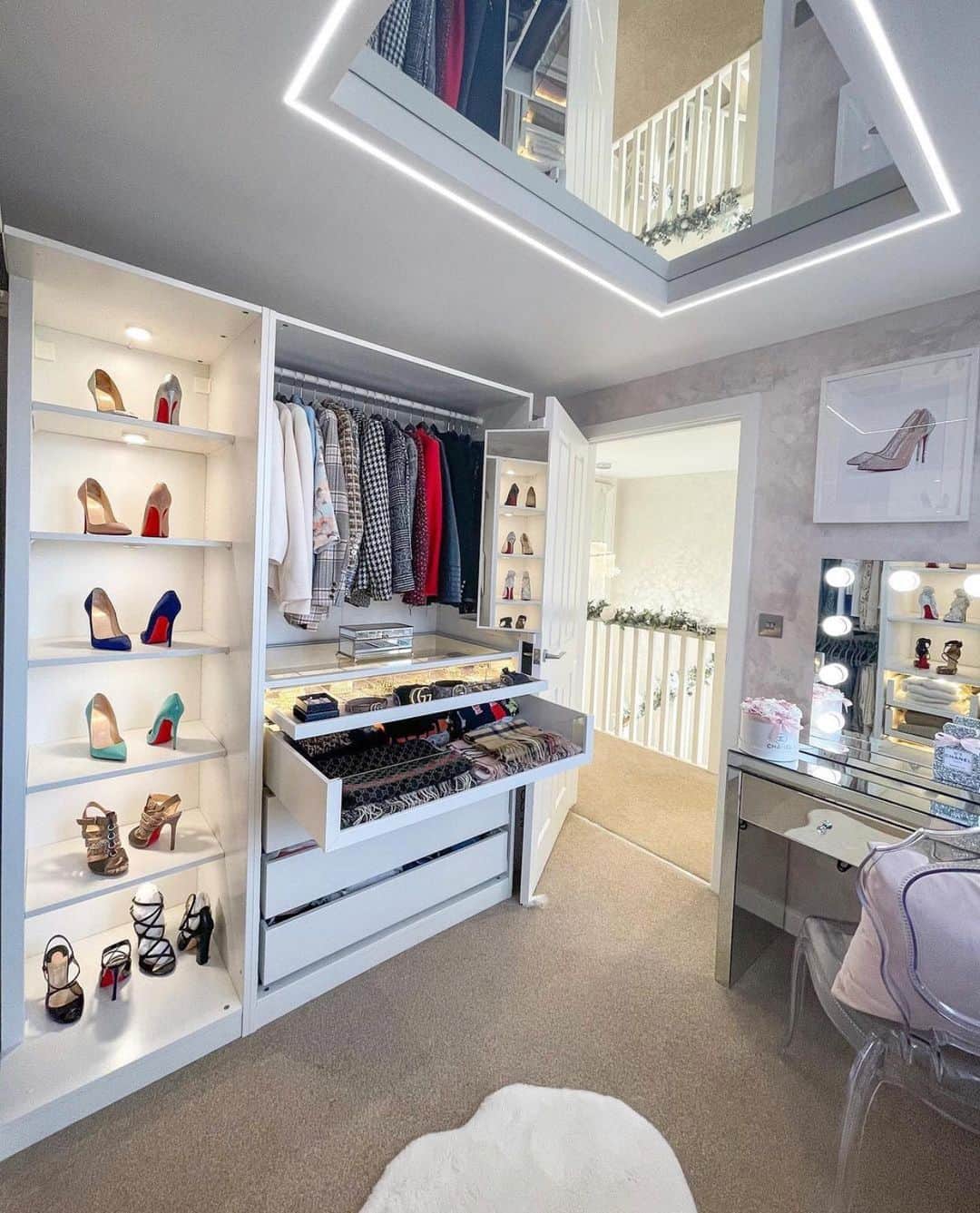 Crazy Roomsのインスタグラム：「Tag someone who needs this closet 😍😍😍 ft @house_to_home_at_no1」