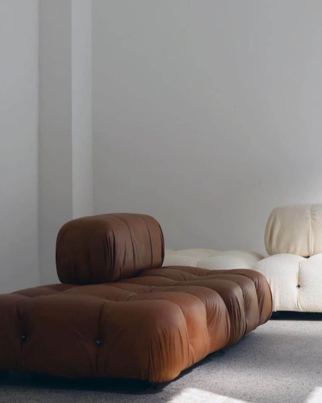 MARISのインスタグラム：「🤎　#Inspiration  #interiordesign  #interior #sofa #vintage」