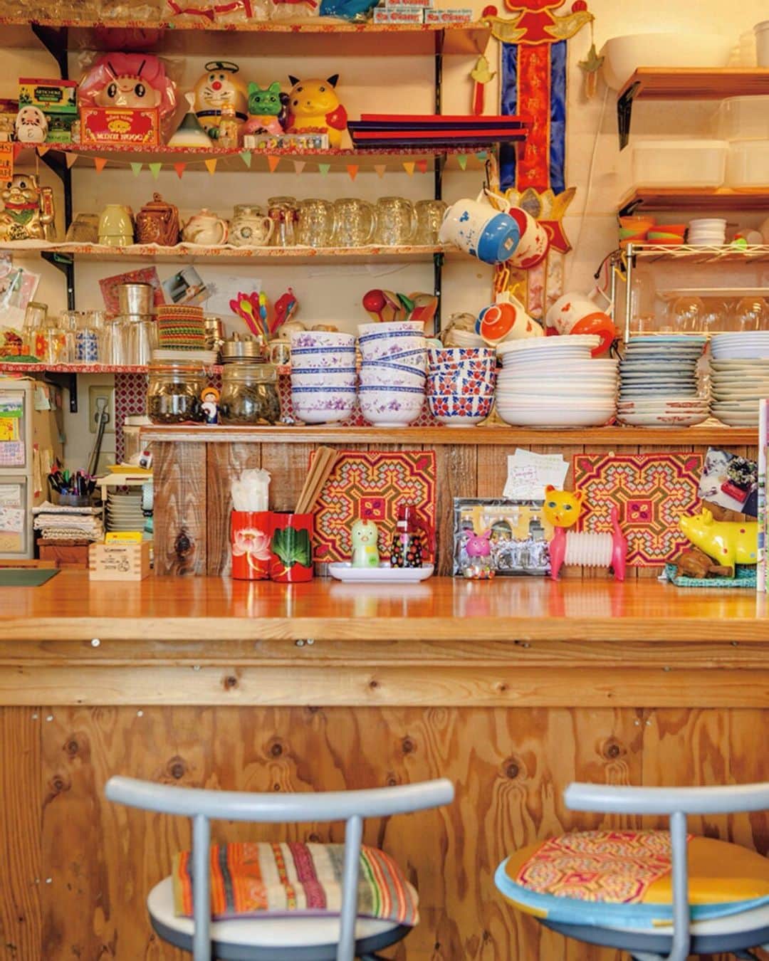 FRaUさんのインスタグラム写真 - (FRaUInstagram)「愉快でごきげんな夫婦が営む、野菜たっぷりのベトナム食堂「 KARATE CHOP （カラテチョップ）」。 東京・下北沢で12年間営業していましたが、奥様の出身地である #長崎県大村市 へ2015年3月に移転。移転後も変わらず人気の #ベトナム料理店 です。 ・ 移住したご夫妻によると「大村の野菜は本当に安くておいしい！」とのこと。 ・ 料理に使うのは、ほぼすべて大村産の新鮮な野菜。素材の味がいいから、もちろん化学調味料は不使用。写真1枚目は、ベトナム風のお好み焼き、鶏肉と野菜のフォー、生春巻き😋 ・ お料理はもちろん、とっても楽しいご夫妻に会いにくる常連さんも多いんだとか。ベトナムで買い付けたメラミン食器もかわいい💕  📍長崎県大村市松並2-1187-1  #長崎 #長崎グルメ #ベトナム #ベトナム料理 #nagasaki #大村市 #グルメ #KARATECHOP  #カラテチョップ #frau」12月2日 13時17分 - fraumagazine