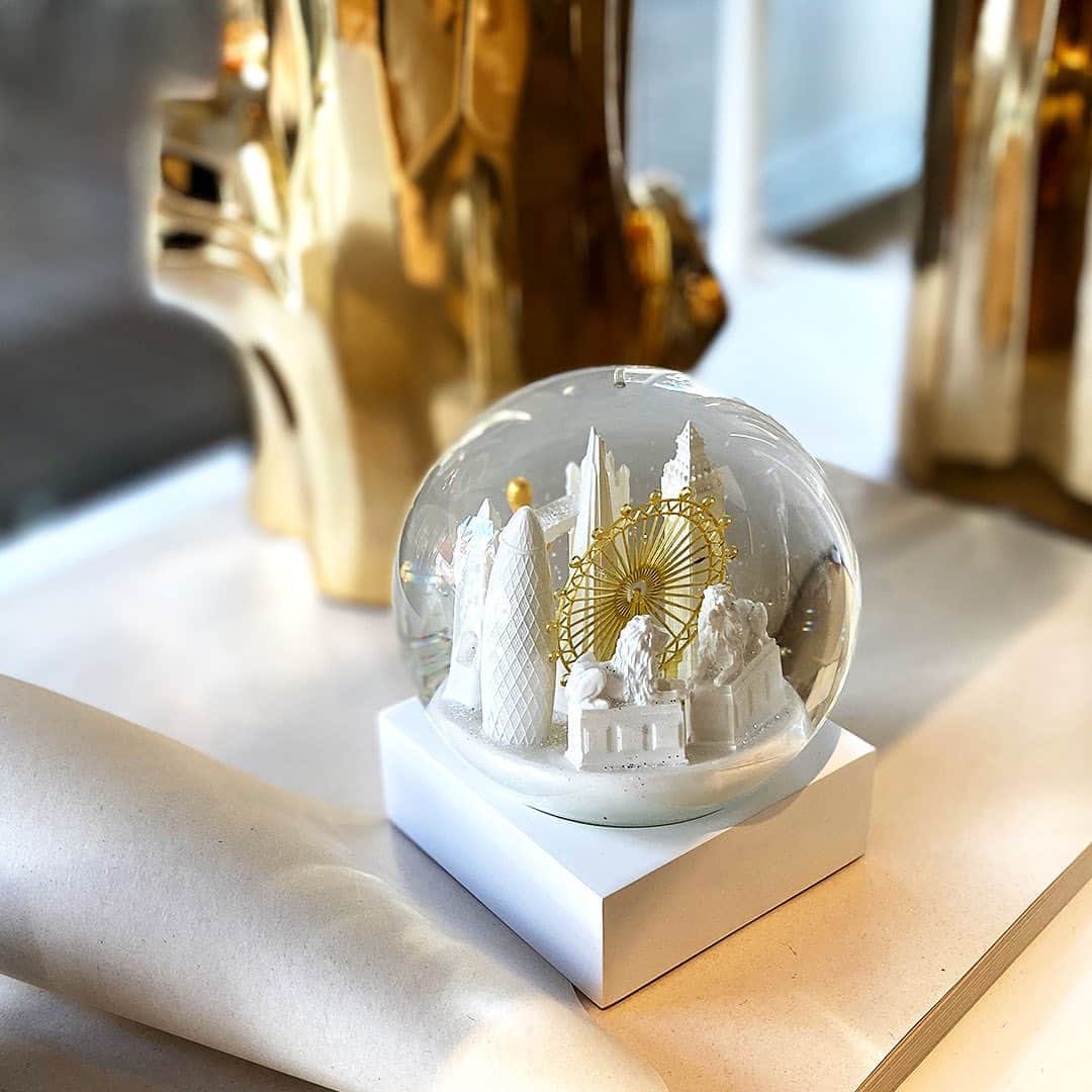 のインスタグラム：「. 2020 Christmas Gift Collection . Cool Snow Globes スノードーム 都市を象徴するアイコン的な建造物を閉じ込めたスノードーム。 . その街に雪が降り積もる情景が目に浮かぶほどに、ひとつひとつ精巧に作られています。 . www.livingmotif.com #livingmotif #リビングモティーフ #store #tokyo #interior #interiordecoration #christmas #christmas2020 #christmasgift #クリスマス #クリスマスギフト #coolsnowglobes #スノードーム」