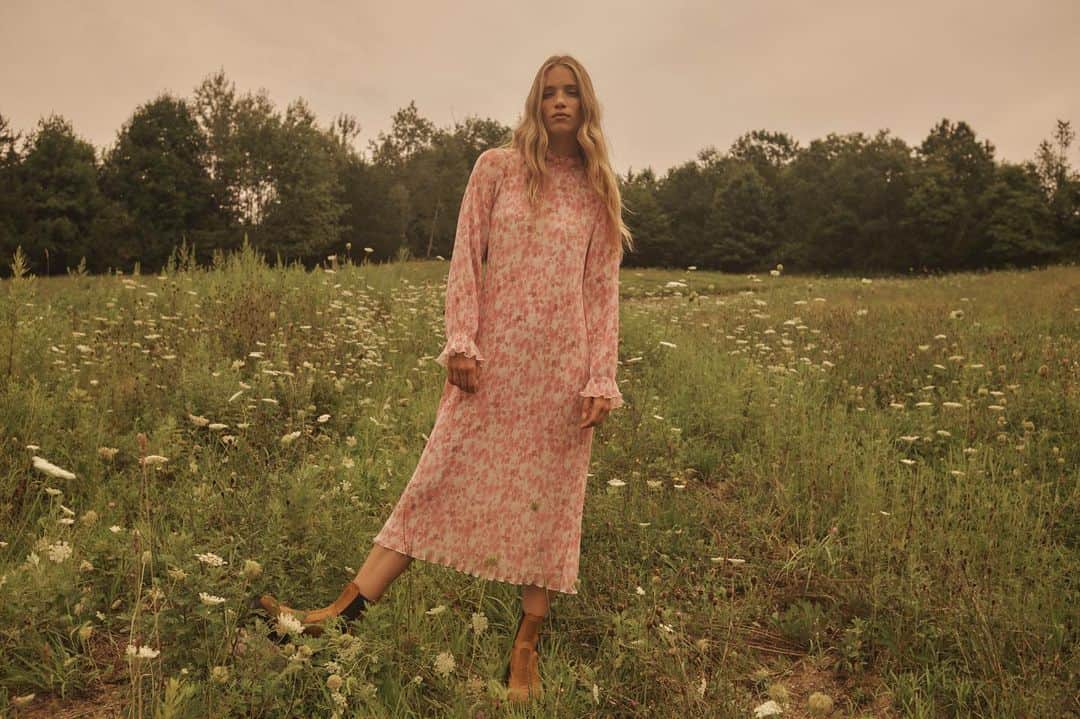 Bergdorf Goodmanさんのインスタグラム写真 - (Bergdorf GoodmanInstagram)「FIELD OF DREAMS 🌸 Escape into a wardrobe of feminine, floral dresses with a carefree spirit like the latest from @ganni. Available now in store on 5 and online at BG.com.」12月2日 13時23分 - bergdorfs