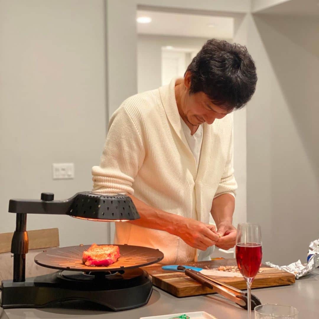 伊原剛志さんのインスタグラム写真 - (伊原剛志Instagram)「ステーキ🥩を  焼く。  男料理‼️  #伊原剛志 #料理 #ステーキ #男料理 #ザイグル #やるときはやる」12月2日 13時36分 - tsuyoshi_ihara