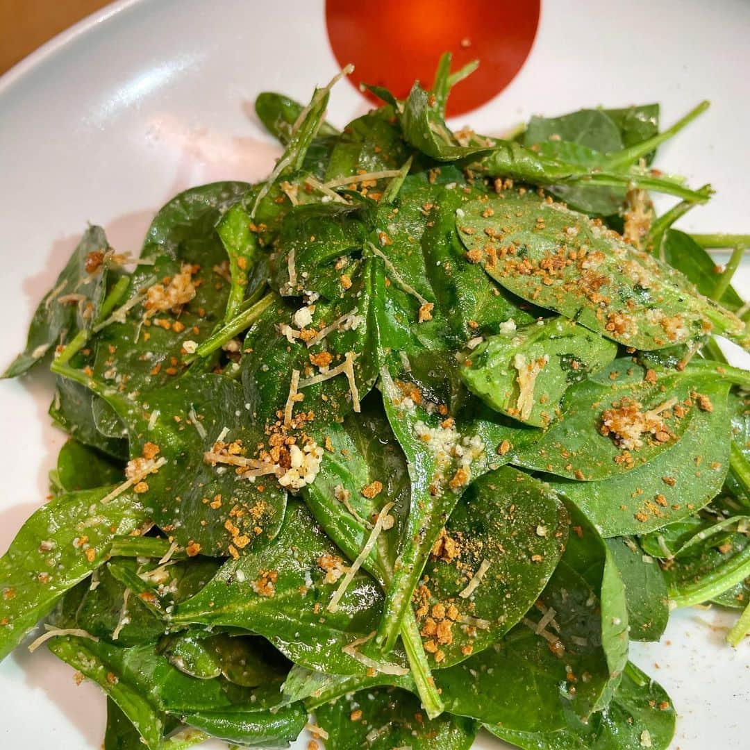 松久信幸さんのインスタグラム写真 - (松久信幸Instagram)「Nobu Malibu chef @gsotall1 made a dry miso salad with baby artichoke. Since then,it has increased to baby spinach,kohlrabi, hearts of palm,etc. the butter lettuce salad is Matsuhisa’s original . Lilibosse  favorite salad.  #babyspinachsalad  #kohirabisalad  #heartsofpalmsalad  #butterlettucesalad  #drymiso  @lilibosse1  @matsuhisabeverlyhills  @nobumatsuhisa_dinnerware」12月2日 13時33分 - therealnobu