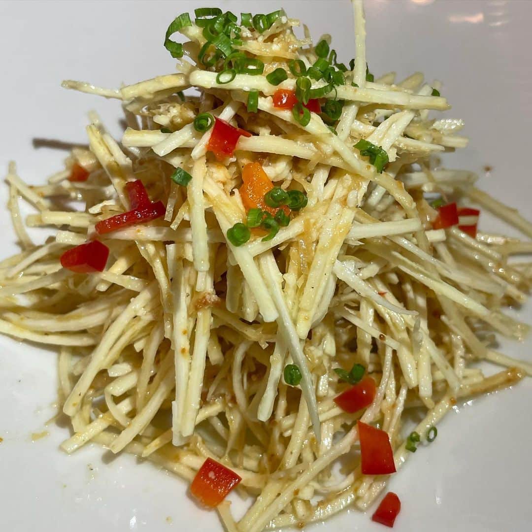 松久信幸さんのインスタグラム写真 - (松久信幸Instagram)「Nobu Malibu chef @gsotall1 made a dry miso salad with baby artichoke. Since then,it has increased to baby spinach,kohlrabi, hearts of palm,etc. the butter lettuce salad is Matsuhisa’s original . Lilibosse  favorite salad.  #babyspinachsalad  #kohirabisalad  #heartsofpalmsalad  #butterlettucesalad  #drymiso  @lilibosse1  @matsuhisabeverlyhills  @nobumatsuhisa_dinnerware」12月2日 13時33分 - therealnobu