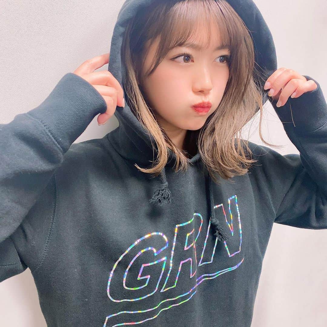 のインスタグラム：「パーカー、きらきらで可愛い🥺💓✨ 冬っぽい☃️☃️☃️ ． ． Gorurunの新作オーロラシリーズだよ🥰 キラって光って可愛くて、 ラフなパンツとか合わせても ちょー可愛いよっ🥺🥺🥺 ． ． Gorurunでキャンペーン始まったから、オンラインショップ覗いてみてね💓 ． ． #Gorurun #ごるらんコーデ #ゴルフウェア #私服 #パーカー #オーロラ #パーカーコーデ  #ゴルフ女子 インナー着ればパーカーもゴルフで使えるよ💓💓」