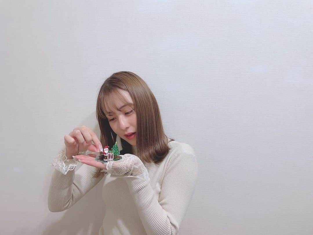 布施柚乃さんのインスタグラム写真 - (布施柚乃Instagram)「🎄﻿#ゆのぴく🐰 ﻿ ﻿ ﻿ 小物可愛くていじってます。﻿ ﻿ ﻿ ガラス細工でね透明だから鏡の上に置くと可愛くて﻿ ﻿ 鏡の上に3つ置いてあるんだけど﻿ ﻿ ﻿ すーべるすべる。﻿ ﻿ 当たり前だけど、持つもんではない。置いとけ。と、、。」12月2日 13時38分 - yuno.fuse