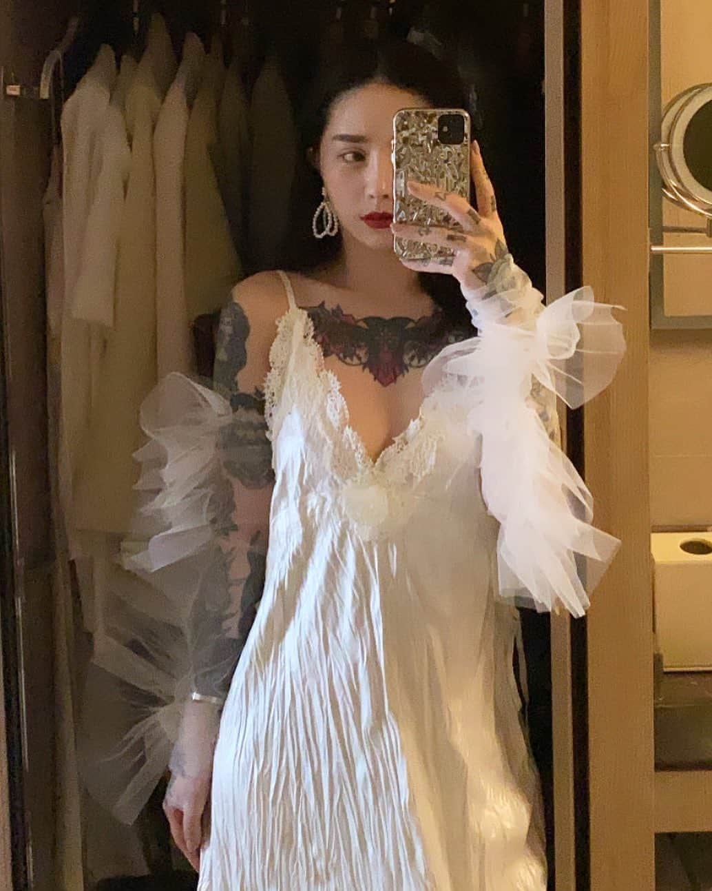 Abby Chenのインスタグラム：「來來來～給大家一個消息🤭⚠️ 一月份我會在台北快閃駐店服務客人！💕 我要回歸現場幫大家服務啦～ 我想聽到妳們會很期待😝 切確服務時間與預約相關 12/15號之後會公布🎉 過年前想給我用頭髮的客人們不要錯過啦～ 一年一度的機會 我也很期待哦🤍🤍🤍 所有想念我的寶寶客人們期待見到妳們  讓我幫妳們寶貝頭髮用美美吧☺️」