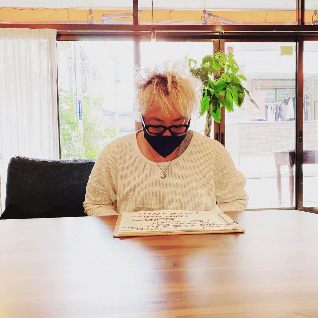 のインスタグラム：「今日は #ただっち @大塚グレコ YouTube配信ライブでーす。 https://youtu.be/llZs9cSRMpk 19時30分からスタート、アーカイブもありますので是非冷やかしに来て下さい☺️」