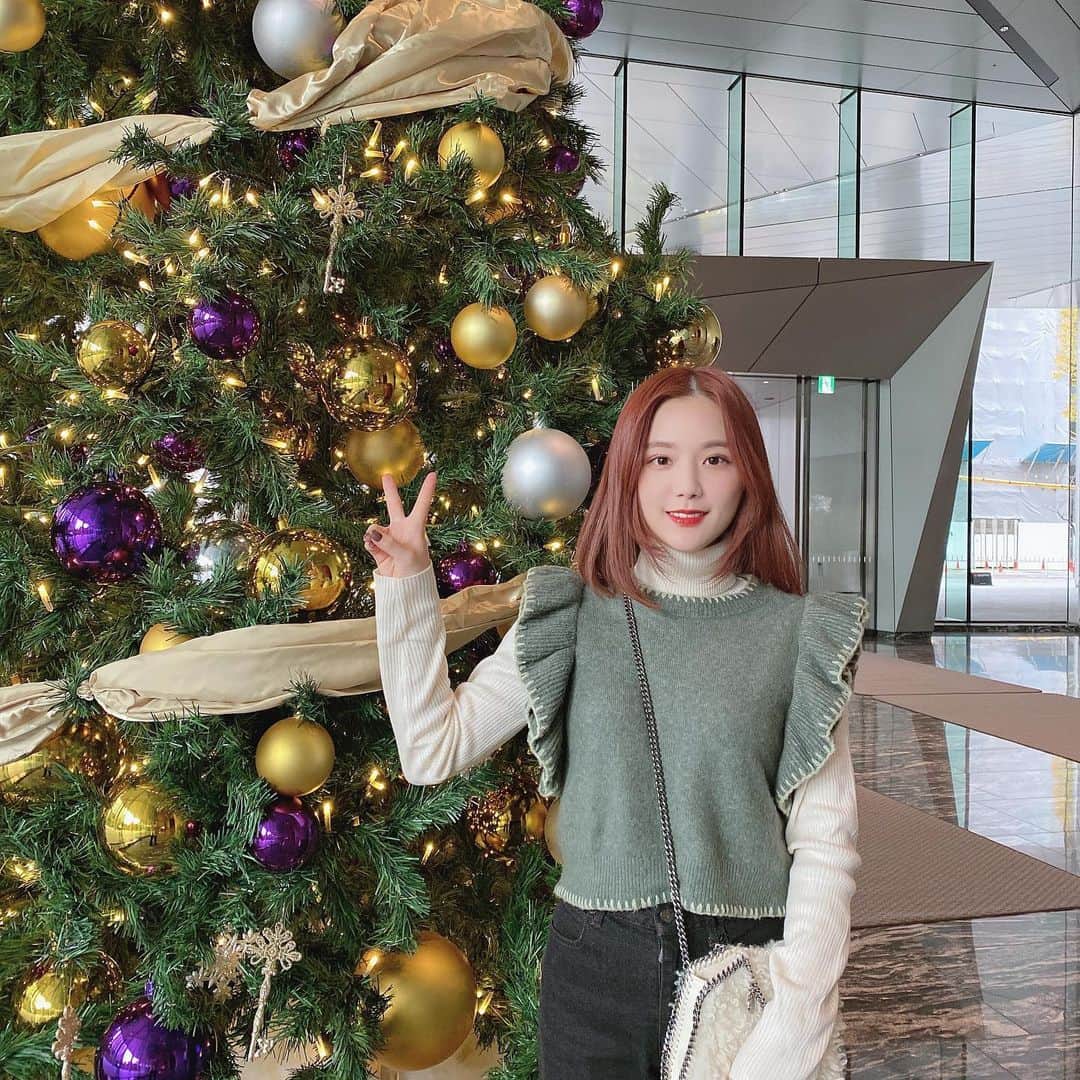 ひよんのインスタグラム：「🎄🧑‍🎄❤️ ㅤㅤㅤㅤㅤㅤㅤㅤㅤㅤㅤㅤㅤ クリスマスツリーの前で小学生ピース✌️笑 今日のリップは濃いめにした💄 @yslbeauty のだよ💓 ㅤㅤㅤㅤㅤㅤㅤㅤㅤㅤㅤㅤㅤ #christmas #ysl #winter #크리스마스 #겨울 #립스틱 #희영 #クリスマス #ひよん #リップ」