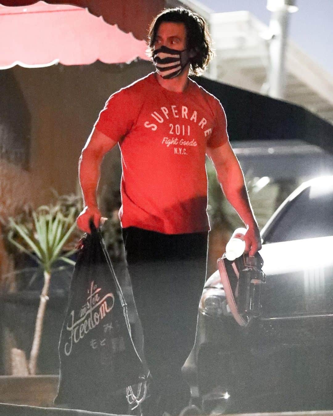 Just Jaredさんのインスタグラム写真 - (Just JaredInstagram)「@miloanthonyventimiglia is showing off his buff arms while heading home after a workout.  #MiloVentimiglia Photos: Backgrid」12月2日 13時44分 - justjared