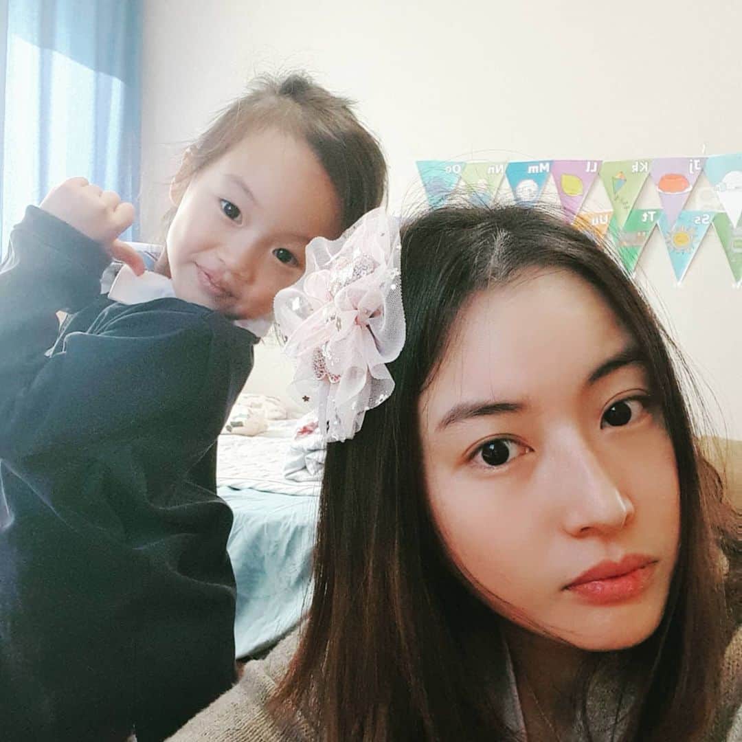 チョン・ダへのインスタグラム：「요 똥깡아지야 🐶  자꾸 수업시간에 엄마 머리가지고 장난칠래?  엄마 태어나서 이런 삔 처음 해봤그든??? 엄마는 공주 안 좋아하그든?? 지금 수업 중이그든??  온라인 수업 빨리 끝나길🙏  머리카락 백개는 뽑힌 듯🥲  #딸래in제주 #제주도민 #온라인수업 #내머리카락😭 #이건무슨스타일이니? #엄마는공주별로야 #엄만오스칼좋아했어」