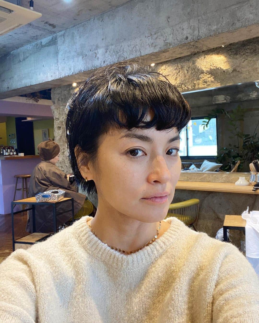 桃生亜希子さんのインスタグラム写真 - (桃生亜希子Instagram)「新年に向けて、やっぱりなんか変えたくて　やったことない髪型に挑戦。笑 　まだ自分でもよく分かってないけど、似合うように気を引き締めて、楽しみながらがんばります😂 　軽くなった〜！  #deska  #初挑戦　#リフレッシュ #newhaircut #newhair #newyear」12月2日 13時49分 - pinokosugar