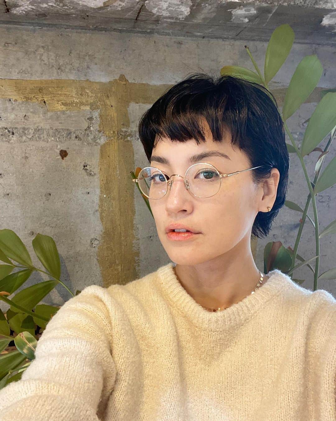 桃生亜希子のインスタグラム：「新年に向けて、やっぱりなんか変えたくて　やったことない髪型に挑戦。笑 　まだ自分でもよく分かってないけど、似合うように気を引き締めて、楽しみながらがんばります😂 　軽くなった〜！  #deska  #初挑戦　#リフレッシュ #newhaircut #newhair #newyear」