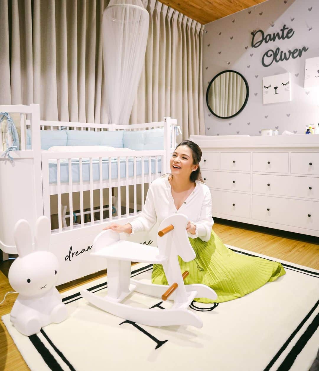 チェルシー・オリビアのインスタグラム：「Rasanya cepet banget ya udah masuk bulan Desember. Mungkin saking hectic-nya ngurus 2 anak jadi gak berasa..iya gak moms? Meskipun lagi hectic2 nya urus anak, tapi yang paling penting aku harus selalu pastiin keperluan anak sudah terpenuhi.  Nah supaya gak bingung lagi untuk beli keperluan anak gimana..di bulan ini ada Tokopedia x MB Fair Volume 2 banyak exclusive deals, flash sale hingga 90% 2x sehari dan cashback hingga 200 ribu untuk semua perlengkapan popok, susu, perlengkapan bayi sampai mainan dan baju anak juga loh!  Promo ini berlangsung dari hari ini sampai 5 Desember! Kalian bisa cek link di bio aku yaa! Jangan sampai kelewatan ya moms!  @tokopedia」