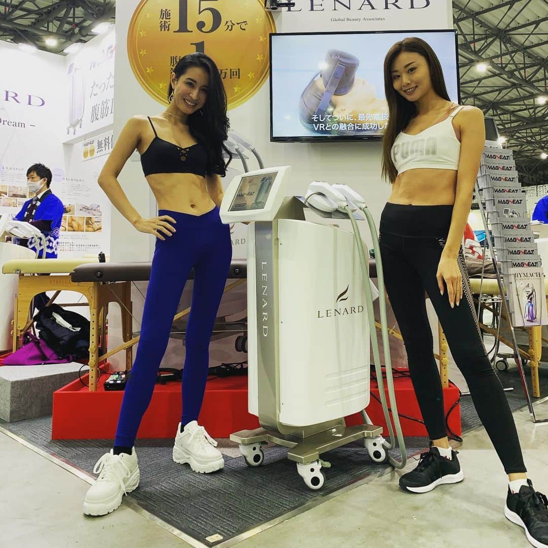のインスタグラム：「たまには現場に行ってみよう❤️  たまには現場へ いつも仕事はしてくれていても、私が現場へ行くことはほぼないので、久しぶりに会えた為、2人の休憩時間は兎に角、女子会のように喋り倒す🤣1年分くらい喋ってきたので帰社します。  #レナードブース #magneat #スポルテック #ビックサイト #写真の時だけマスク外す #2人とも細い」