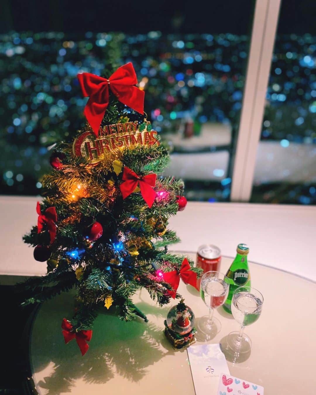横浜ロイヤルパークホテルのインスタグラム：「客室内のほかに、64Fのエレベーターホールにもクリスマスツリーが🎄  大切な方と過ごすクリスマスにぴったりの宿泊プランはいかがですか。  詳細はホテル公式のHPより、宿泊プランの "【Go To トラベルキャンペーン割引対象】クリスマスルームで過ごすおこもりステイ" をご覧ください🎅🏻」
