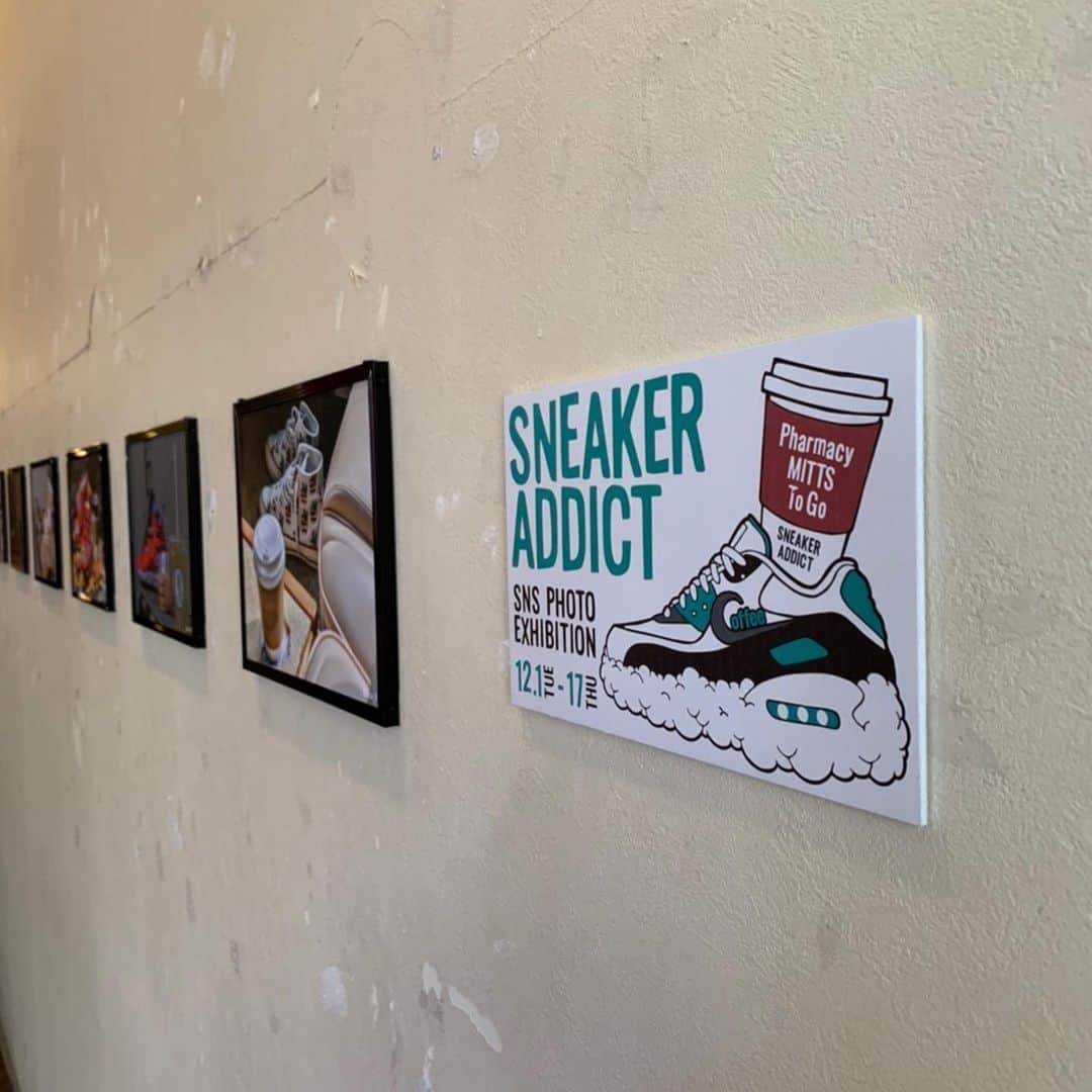 小林拓一郎さんのインスタグラム写真 - (小林拓一郎Instagram)「お知らせ　その1  先日、 @pharmacycoffeelab と @mittscoffeestand と @togokurumamichi  で開催していた『Sneaker Addict Nagoya』ですが、ご参加いただいた皆さまのスニーカーのお写真を、ただいまミッツにて展示しております。  どれも素敵なお写真ばかり！  #なんてったって自分のスニーカーへの愛が溢れているから  どうぞ美味しいコーヒーと共にお楽しみください。  #sneakeraddict_nagoya」12月2日 13時58分 - kobataku33