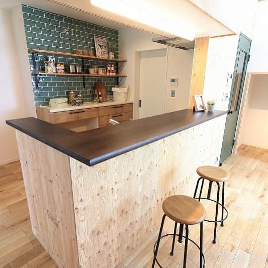 西本ハウスのインスタグラム：「💙 【水まわり特集】  🍳Kitchen 安佐南区山本新町 ZERO-CUBE FREAK'S  【モデルハウス見学予約受付中🏠】 土日週はもちろん平日でも色々なスタイルのモデルハウスをご見学いただけます😊🎈  場所:安佐南区山本新町（春日野）  イベント情報はこちら▼ @nishimoto_house ⇧プロフィールのURLよりご覧いただけます👀  #西本ハウス #広島県 #工務店 #ZEROCUBE #ゼロキューブ #グッドデザイン賞 #1000万円からはじめる家づくり #子育て世代の家  #子育て世代の家づくり #デザイン住宅  #デザイナーズ住宅 #新築一戸建て #マイホーム #新築マイホーム #注文住宅 #規格住宅 #家づくり #暮らしを楽しむ #セミオーダー住宅 #セミオーダー #セミオーダーハウス #広島建売 #建売 #分譲住宅 #分譲中 #広島分譲住宅」