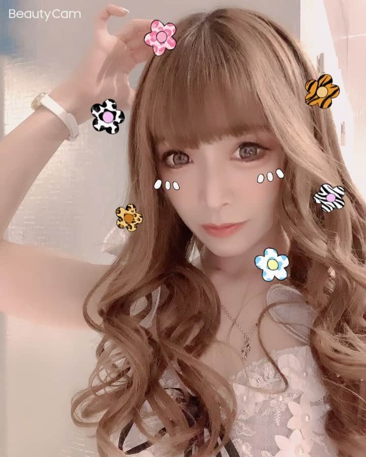 のインスタグラム：「🐰#12月 🤍 ♥ 一日は24時間しかなくて 1週間は7日しかなくて 時間は限られてるから、 大切にしてくれる人に 時間を使おうと思う🌈♡ ♥ 今月もよろしくお願いします🧸🤍 ♥ ♥ ♥ 昨日は良いスタートきれて 感謝ですありがとう🦄💕🤍🌫  #中洲 #中洲キャバ嬢 #中洲キャバクラ  #キャバクラ #キャバ嬢 #キャバ #飲み屋  #ドレス #dress #ローブドフルール #ヘアメ  #robedefleurs #キャバドレス #ヘアセット」