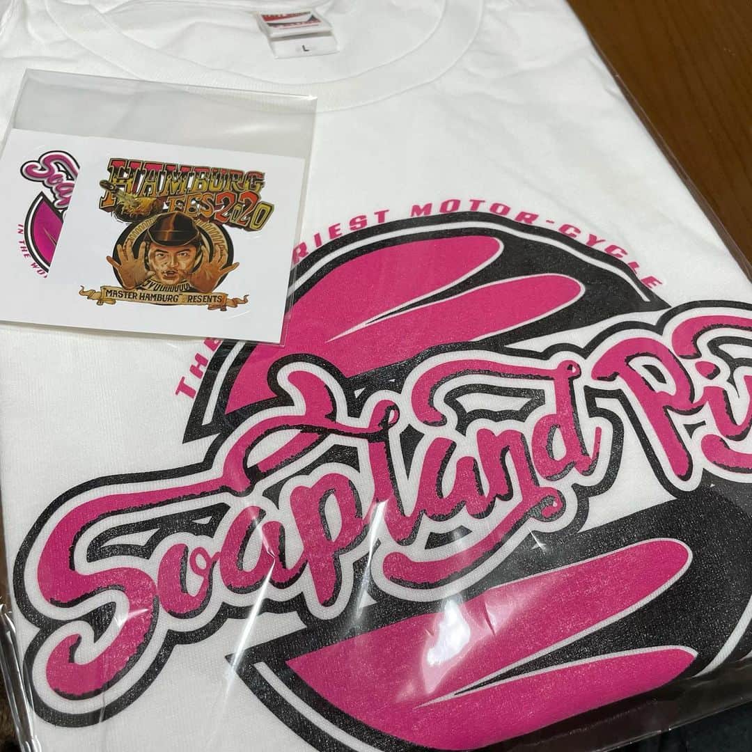 小森高博のインスタグラム：「ハンバーグ師匠のソープランドピンクTシャツ買っちゃった。ジュー！」
