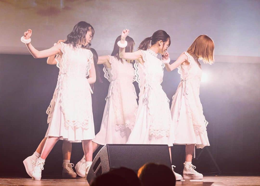 村井純奈のインスタグラム：「♡ ・ ・ 神田明神ホールにて、"ワンチャンアリーナ" プレデビューライブありがとうございました💭🐶 ・ 私の事を昔から知ってくださっている方だと、 きっとファン投票時代の14歳の頃からだと思います。 20歳になった今の私のアイドル姿はどうですか？ お互い時空が止まったままだったと思うけど、 少しは大人になった姿を見せれてたらいいな…。 当時の私は子供な故にちょっと反抗期だったので、 中々素直に感謝の気持ちを伝える事が出来ず、 大好きなのにって凄く後悔してました。 今の私はちゃんと皆に伝えられてるかな？ ・ みんなが居てくれて居てくれたから、今の私がいます。 止まってしまっていた時間の間に、 離れていってしまったファンの方も沢山いるけど… そんな方々にもいつか絶対にまた会いたいです。 それに、ワンアリを通して新しく出逢えた方や、 これから新しく出逢う方々にも感謝の気持ちを忘れずに 応援してて良かった！って全ての方に思ってもらえるような自分になれるように頑張ります！！！ ファンの人を想う気持ちはきっと誰にも負けない。 それくらい大好きなんだよ。 ・ もう一度ステージに立ちたい。 アイドルがしたい！！！って思えたのも、 皆の存在があったからです。 みんなが居なきゃアイドルなんて出来ないから、 私をアイドルにしてくれて本当にありがとう。 ・ いつかは…って夢は抱いていたものの、まさか上京する日がこんなにも早くくるなんて思ってもいなかったから、愛知から東京に上京を決めた時は正直不安も沢山あったし、知らない人だらけの地で私は馴染めるのかな…とか、ファンの人達は本当に喜んでくれるのかな…？とか。 昔は凄く人見知りで、仲良くなりたくても中々自分から話し掛ける事が出来ず、仲良くなるまでに凄く時間のかかってた不器用な私だったからそう思ってたけど、今の私は東京に来て少しずつ変わる事ができた気がします。 上京して本当に良かった！って心の底から思ってます😌 ・ メンバーと過ごす時間が好き。 このワンチャンアリーナだからこそ、 地元を離れた今も寂しくならないのかもしれないです。 (愛知と家族大好き人間なので。笑) ・ ワンチャンアリーナというグループ名の由来の1つに、 「ワンチャン、アリーナ目指します！」 って意味が入ってるんですけど、 このメンバーと共に目標である「横浜アリーナ」含め、 もっともっと大きなステージにだって立ちたいです。 今はまだそんな実力なんてないけれど、 以前のグループで見せてもらった景色を、 次はこのメンバーと共に0から作り上げて、 沢山の新しい景色を皆と一緒に見たいです。‪ ・ まだ、夢のスタート地点に立てたばかりの私達ですが、 ポジティブ集団の"ワンチャンアリーナ"を、 これからもどうぞ宜しくお願いします！𓂃𓈒𓏸 ・ #ワンチャンアリーナ #ワンアリ #idol #神田明神ホール #パピヨン #メンバーカラー #黄色」