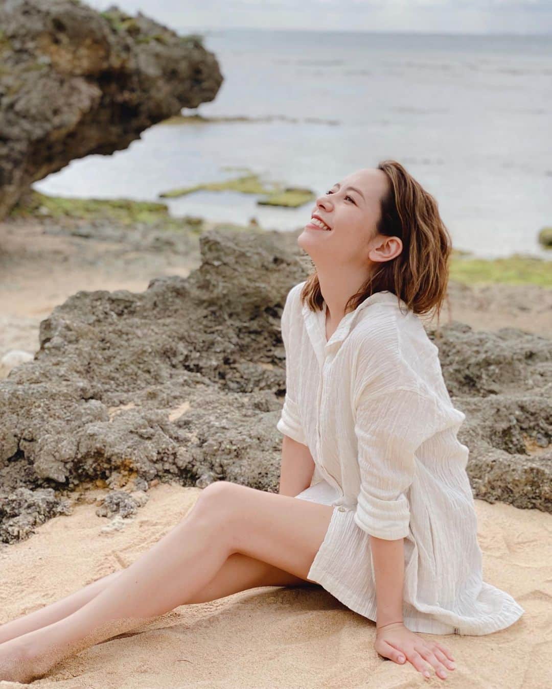 鮎河ナオミのインスタグラム：「沖縄では  ペットみたいに可愛い小型ドローンをスタジオ内で飛ばして撮影したり🛸  時速200kも出るドローンを崖の上から飛ばして撮影したり🌊  沖縄の広大な自然の 迫力ある美しい映像が撮れたので またインスタでシェアしますね😊❣️  私もドローンが欲しくなっちゃった🛸 . . . . . #ドローン #ドローン撮影 #japradar #沖縄 #okinawa」