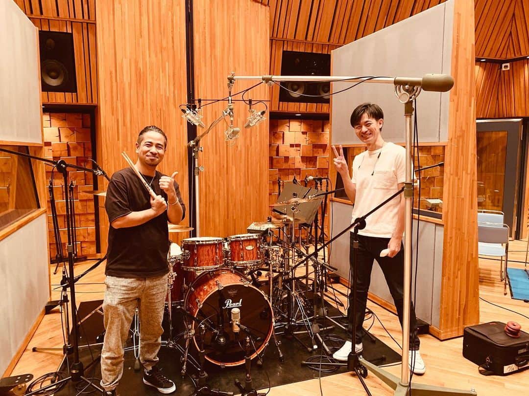 藤原佑介のインスタグラム：「本日発売となりました水瀬いのりさん9th Single 『Starlight Museum』ドラムで参加させて頂きました。  アニバーサリーな気持ちを込めて、楽しくレコーディングさせて頂きました！ 写真はご一緒させて頂いたミッチーさんこと島本道太郎さん！  #水瀬いのり #StarlightMuseum」