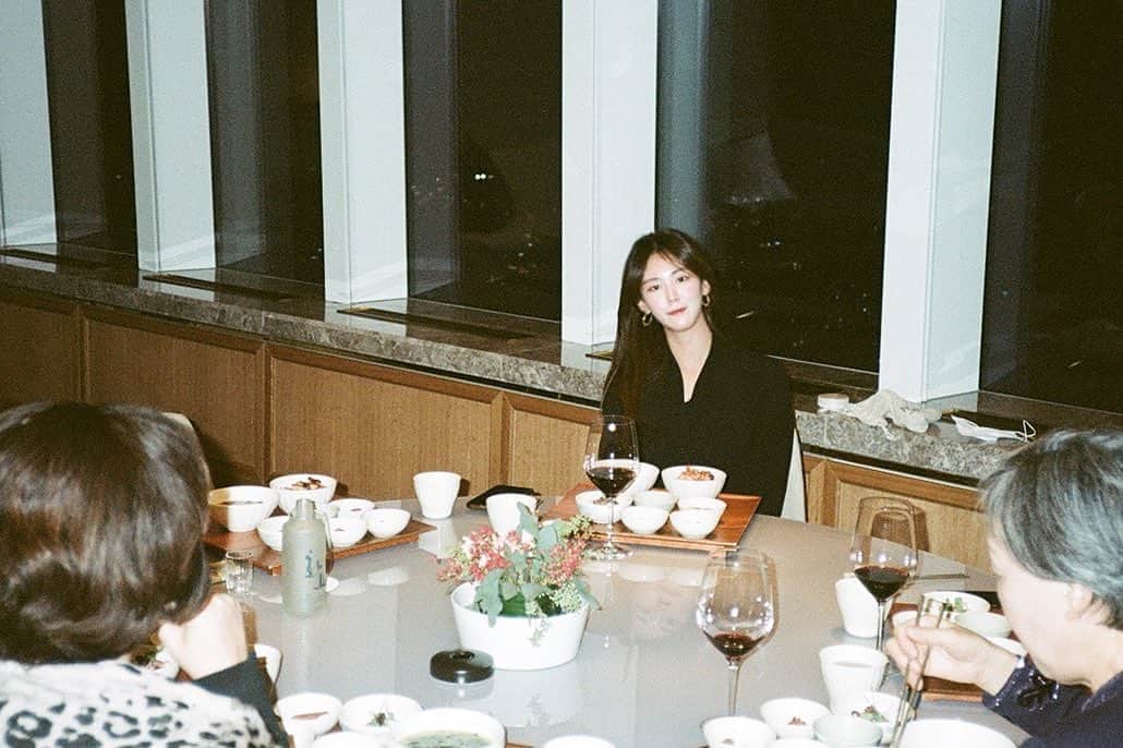 オ・ヨンギョン さんのインスタグラム写真 - (オ・ヨンギョン Instagram)「오랜만에 가족모임🎂 엄마 생신추카드려용🌹 #familytime #seoin_seoul #서서필름 #filmphotography」12月2日 14時18分 - seoin_han