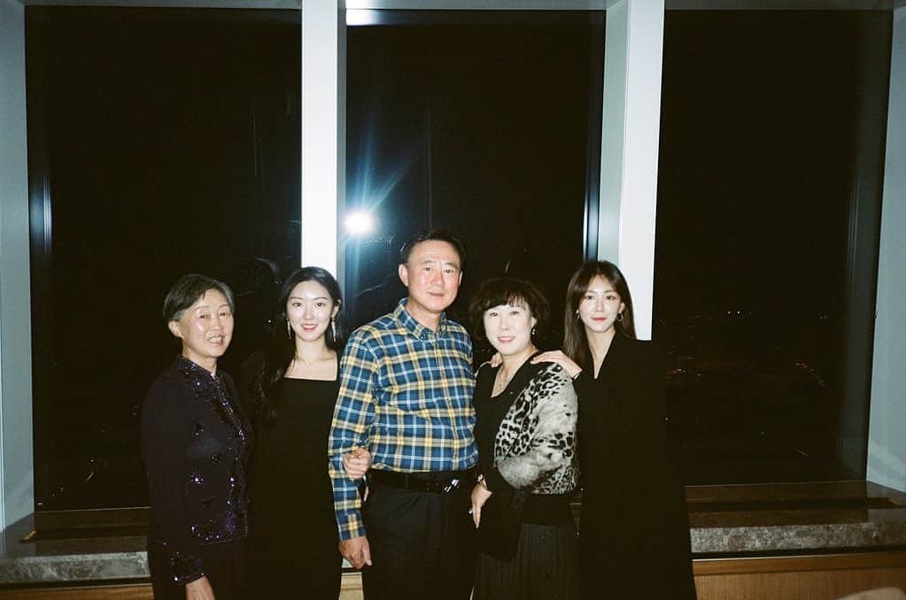 オ・ヨンギョン のインスタグラム：「오랜만에 가족모임🎂 엄마 생신추카드려용🌹 #familytime #seoin_seoul #서서필름 #filmphotography」