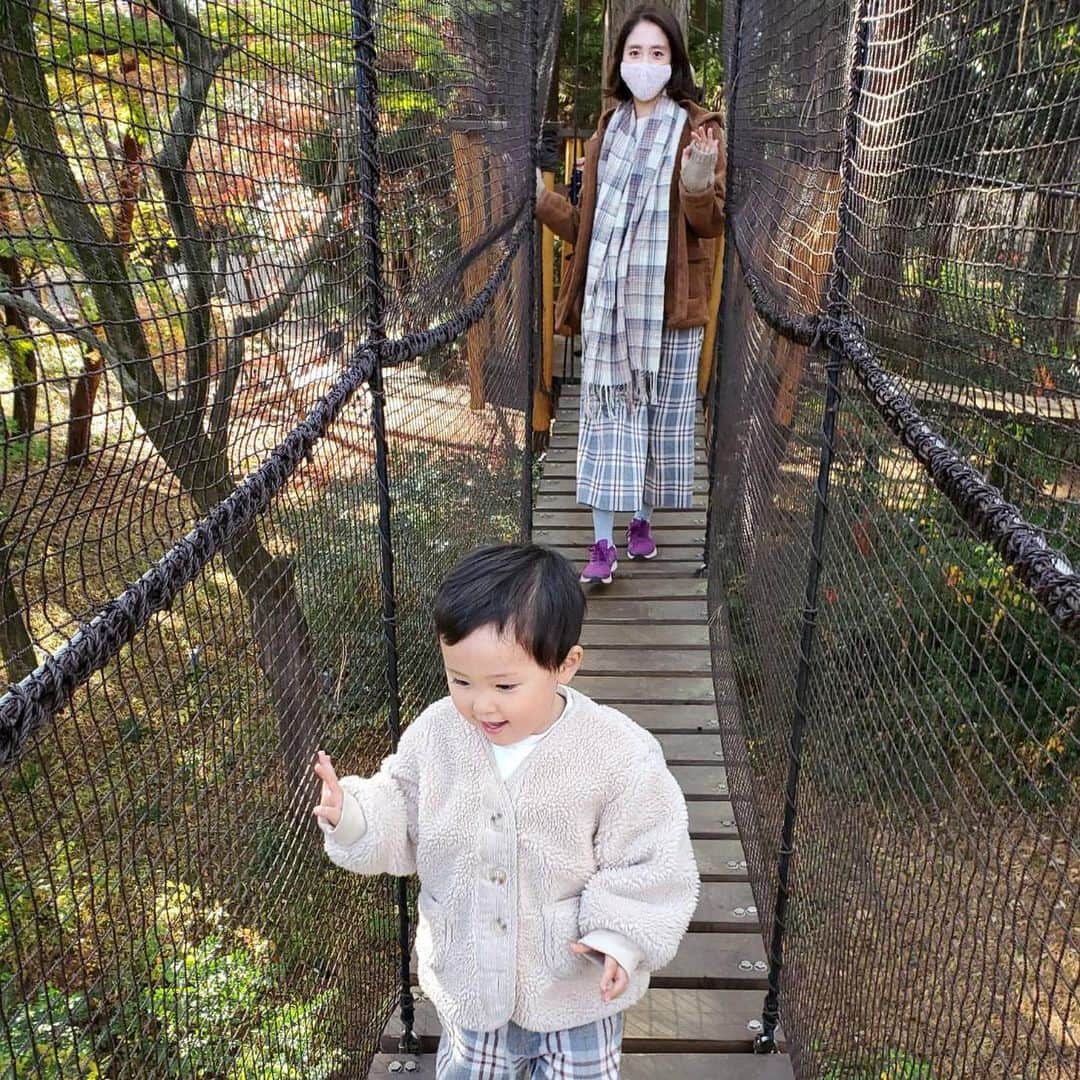 菅野広恵さんのインスタグラム写真 - (菅野広恵Instagram)「＊＊＊﻿ 可愛すぎるムーミンの世界へはじめて行ってきました✨﻿ 自然豊かな空間に、可愛いすぎるスポットが沢山あるムーミンバレーパーク🤍﻿ ﻿ ゆっくり家族で楽しめる空間づくりだなと思いました☺️💓﻿ 子供は行ったら絶対楽しい場所で、また連れて行ってあげたい🥰﻿ ﻿ 季節にもよって楽しみ方が変わる @moominvalleypark なので、他の季節にも行ってみたいな😊✨﻿ ﻿ ﻿ #ムーミン　#ムーミンバレーパーク  #ムーミンパーク  #ムーミン展  #ムーミングッズ  #ムーミンショップ  #子連れ　#子連れ旅行　#子連れでお出かけ　#飯能　#子供とお出かけ　#子供とお出かけ部  #子供喜ぶ　#キッズコーデ  #kidsfashion  #親子リンクコーデ  #親子リンク　#ママファッション　#プチプラコーデ　#30代ファッション  #30代コーデ  #3歳0ヶ月  #男の子ママ　#2歳児ママ」12月2日 14時21分 - hiroesugano