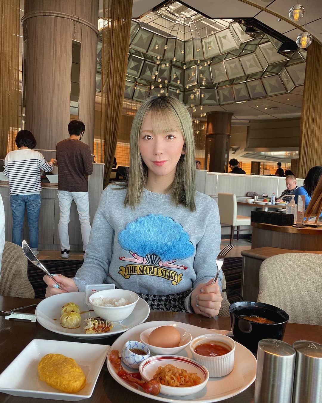 杉山優華のインスタグラム：「🍳🍳🍳 . . . . 前に家族とスイスホテル行ったヤー☺️ . 綺麗な夜景より美味しいディナーより朝食バイキングにテンション上がった☺️☺️🍳 . .」