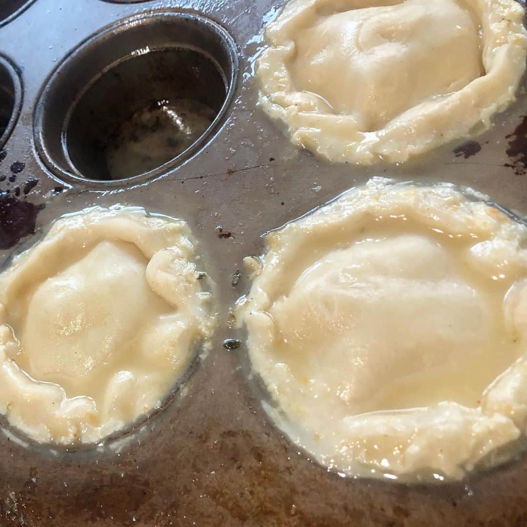 フェイス・エヴァンスさんのインスタグラム写真 - (フェイス・エヴァンスInstagram)「Den sum lil baby pot pies 🥧 just because da crust be so good when da stuff cook in dem 🤷🏼‍♀️」12月2日 14時24分 - therealfaithevans