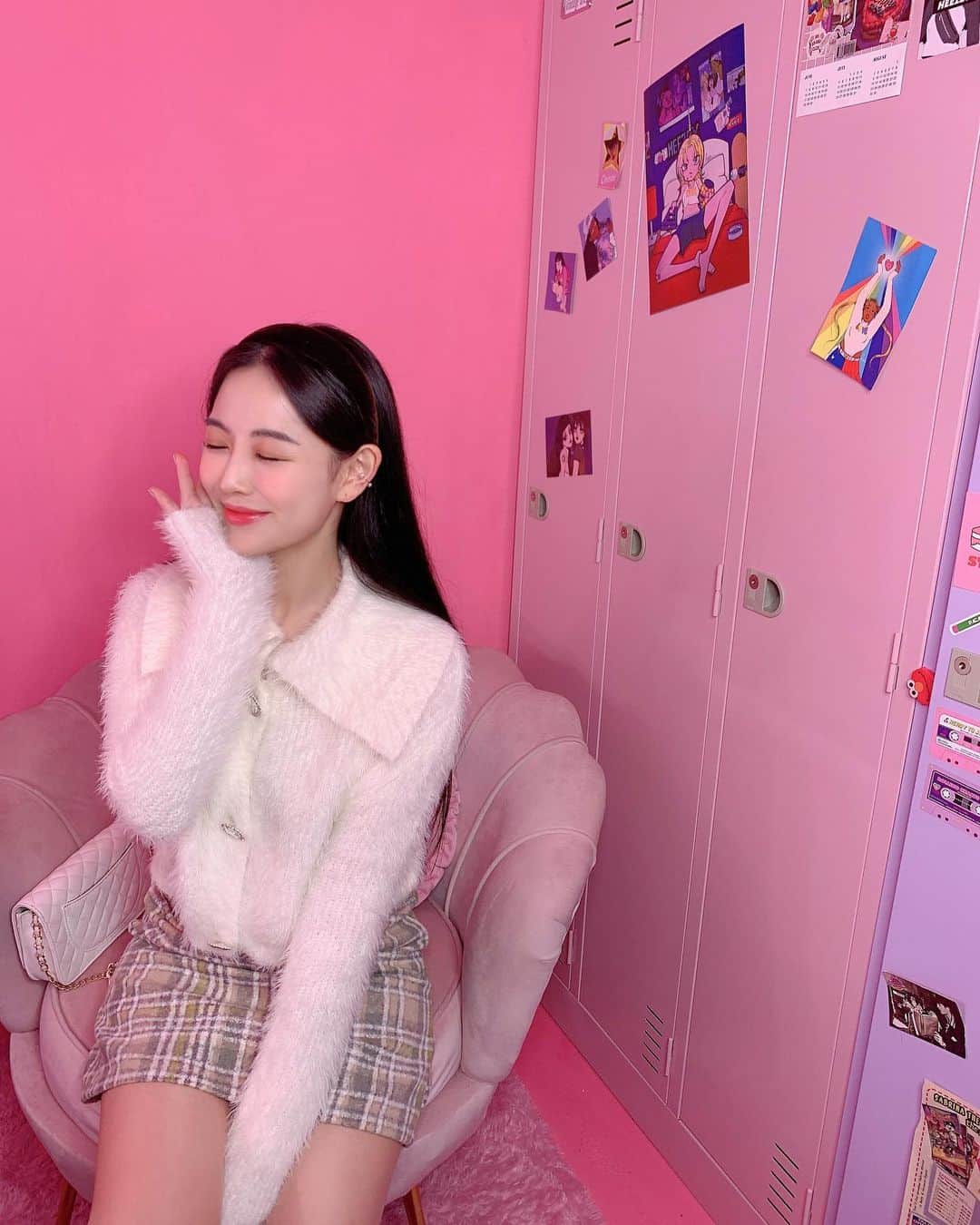 Chuuのインスタグラム：「🎀츄X셀럽쇼퍼🎀  러블리 요정 @pinkjjelly 핑글님이 셀렉한 보들보들 가디건!  골반 위를 살짝 올라오는 크롭 기장의 가디건 아우터이지만 티셔츠터럼 단품으로 입어도 예쁜 넓은 카라넥이 포인트인 상품이에요🧡  하얀~색이라 얼굴톤도 화사해보이고 낙낙한 핏으로 불편하지 않게 착용이 가능하답니다! 또!! 가격도 넘 착해서 강력추천하는 가디건!!!!! (지금부터 날 풀리기 전까지 쭈-욱 입을 수 있답니다)  #chuu#츄#셀럽쇼퍼#데이트룩#데일리룩#주말코디#코디추천#오오티디」