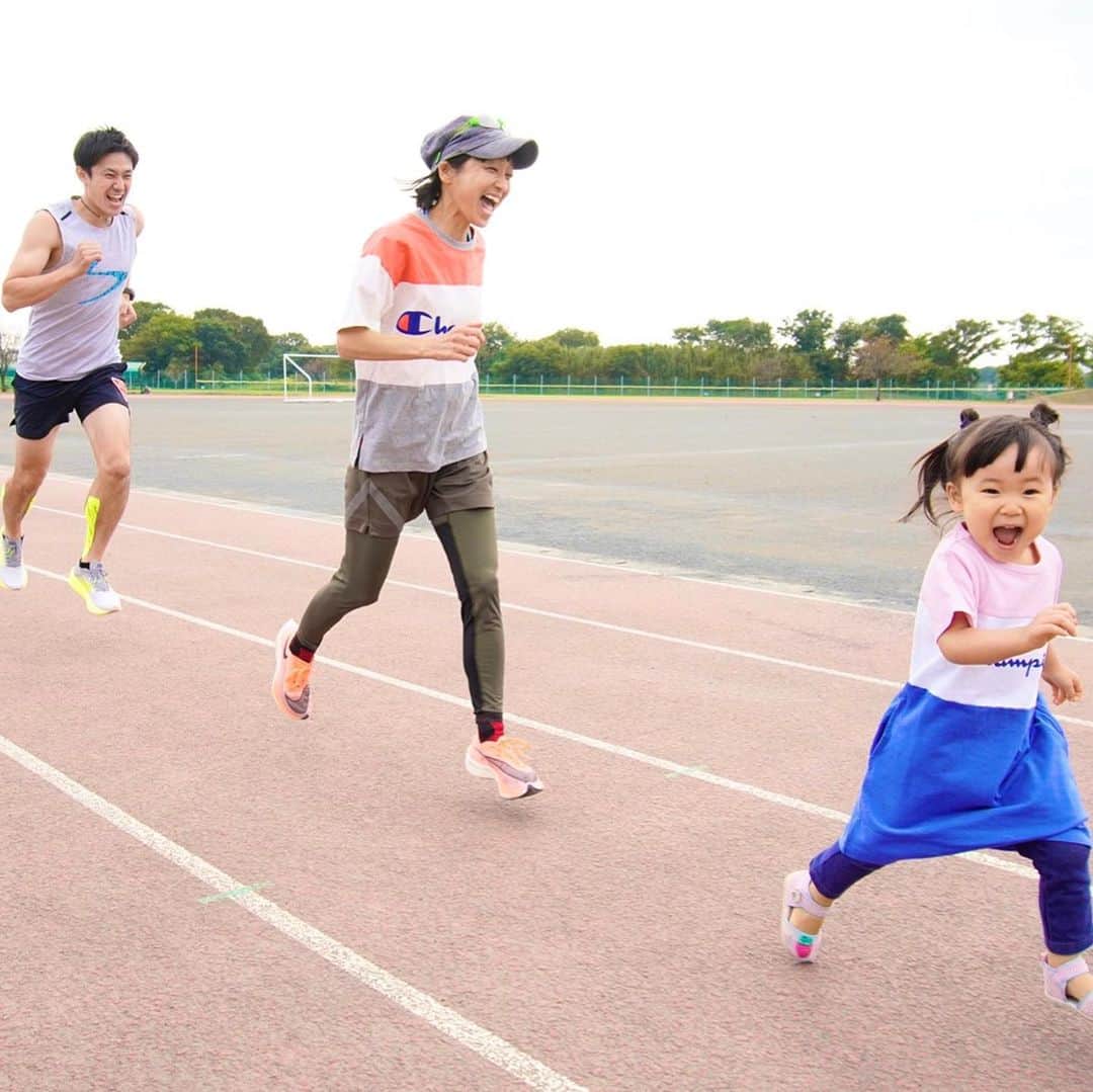 金田朋子のインスタグラム：「走るの大好き！！ みんなでマラソン大会出るぞ！！ #千笑 #森渉 #金田朋子 #家族 #family #子供 #娘 #kids #がんばろう」