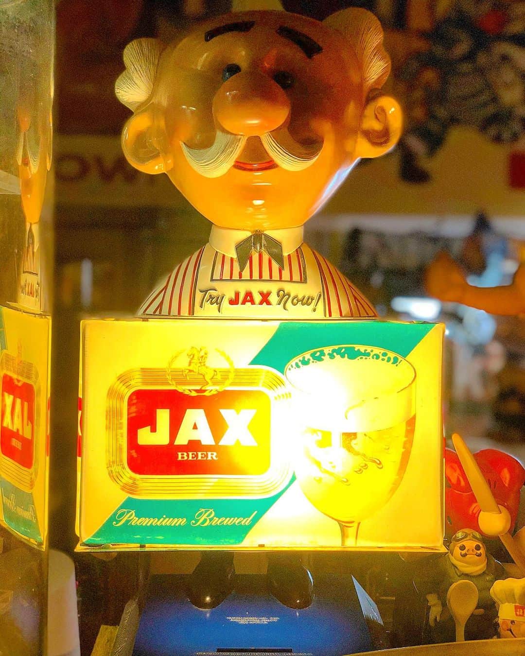 大川知英のインスタグラム：「63's Jax Beer lighted bartender statue 🍺 イカしたバーテンダーおじさんをずっぽし🤡 アメリカの広告キャラは最高なデザイン ばかり👨🏾おじさんの鼻毛か髭か..upi-🤡❗️ #jaxbeer #bartender #statue#light#vintage  #イカしたバーテンダー#ずっぽし　 #アメリカの広告キャラは最高#鼻毛か髭か #upi#amecajiboys#takatsubase#アメトイ部 #captain」