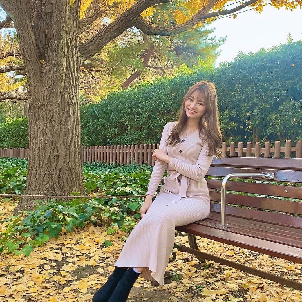 のインスタグラム：「季節の移り変わり、 美しい四季 変わっていく景色、 一緒に時を重ねていけるって 幸せだよ💓 . . . . . . . . . . . #外苑前　#北青山　#青山　#銀杏　#いちょう並木 #銀杏いちょう並木 #銀杏並木　#いちょう東京　#銀杏東京　#紅葉　#青山　#おしゃれカフェ #ベンチ　#デート　#東京デート」