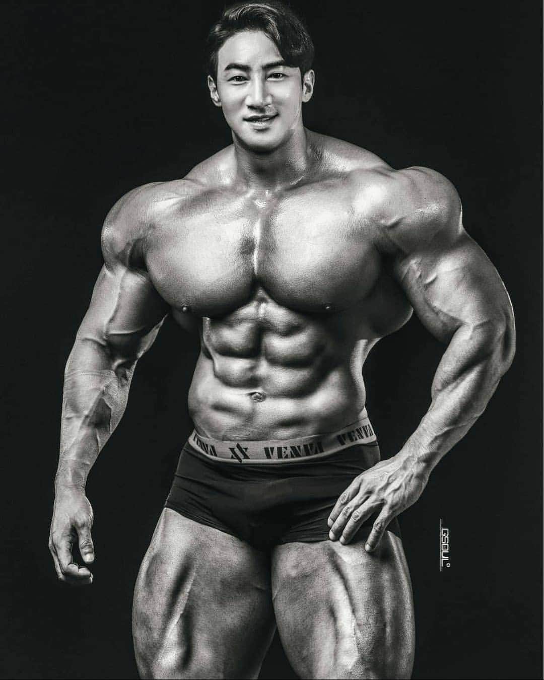 CHUL SOONのインスタグラム：「Mass . . . Image by @gsoulgraphy . Huge training Program available at chulsoon.com  Follow the Facebook page to see work outs.  Facebook.com/chulsoonofficial @chul_soon @chulsoon_official (한국계정)  ______________________________ #Musclemania Pro #teamchuls makeup #bear #teddybear #cutebear #fitness #chulsoon #korean #fitnessmodel  #aesthetic #aesthetics #wbff #ifbb #chulsoon2020 #motivation  #fitfam  #다이어트 #식단」