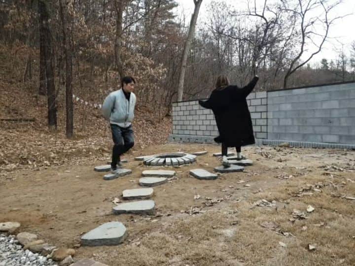 シン・ソユルのインスタグラム：「춀이가 만든 화로뛰기.  ...근데 너어는.... ...어쩜 뒷짐을 한번도 안푸니... .....사극하는줄.. 심지어 양반이야....」