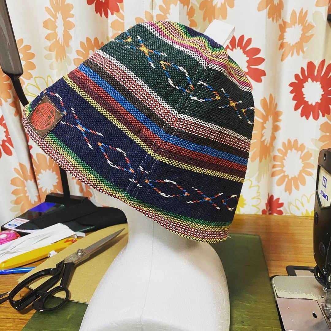 宇藤純久のインスタグラム：「メキシカンドビー織りでサウナハットを作りました。 フィンランドとメキシコの融合！！ 質感的には粗めの帆布というか刺し子みたいな生地で結構好きな感じ。 普通に帽子って感じですが綿なので扱いやすいしこういうデザイン好きです #サウナ #熱波 #ロウリュ #löyly  #aufguss #サウナハット」