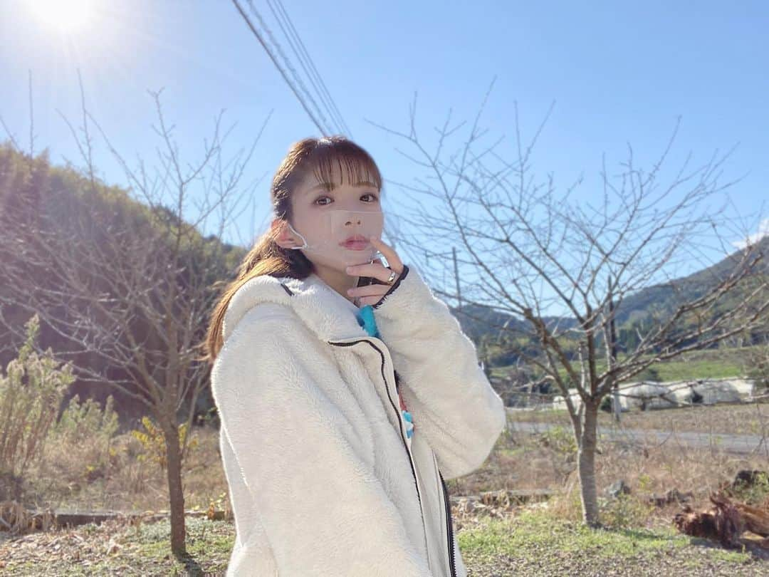 青木理奈さんのインスタグラム写真 - (青木理奈Instagram)「🌳🎀💙ﾌｫﾛﾐｰﾌｫﾛﾐｰﾌｫﾛﾐｰﾌｫﾛﾐｰ  今日はりなさんぽのロケ🚶‍♀️ たしかに散歩ではあったけれど、 堤を二つ越え山に登りました⛰  最高の景色に出会えました✨ オンエア見てください🙇‍♀️  まだ登る前の写真。 なんてことない場所だけど日常の映えってあるよね。 たぶん。  青木理奈といいます。 フォローよろしくお願いします🙇‍♀️    #12月のSNS毎日くらいの気持ちで更新してみるチャレンジ🎩    #なにその顔w #ロケ #田舎の風景 #良き町 #武雄市 #武雄 #りなさんぽ #よくそんなすました顔できるな #蝶ネクタイにつなぎでコミカルだぞ #北方町   #佐賀  #タレント #青木理奈 #フォロー #followｍe #saga」12月2日 14時46分 - rin.427