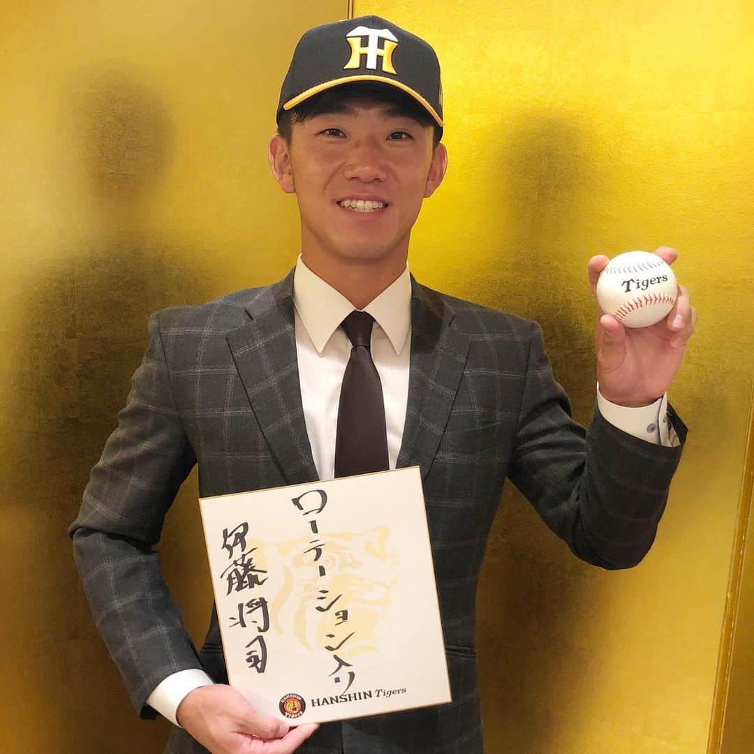 阪神タイガースさんのインスタグラム写真 - (阪神タイガースInstagram)「今日、ドラフト2巡目指名の伊藤将司選手と仮契約を締結しました！  「仮契約を終えて、よりタイガースの一員になる実感が湧きました。1年目からローテーションに入ってニ桁勝利ができるように頑張りますので、応援よろしくお願いします！」  #伊藤将司 選手 #ドラフト2巡目 #ドラフト会議2020  #平塚克洋 担当スカウト #阪神タイガース」12月2日 14時47分 - hanshintigers_official