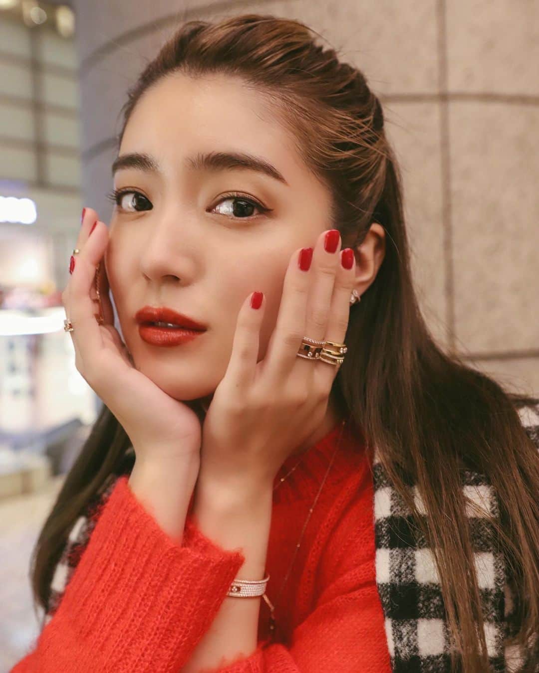 のインスタグラム：「@MessikaJapan  のダイヤモンド🤍  この前お店に行って肌馴染みのいいピンクゴールドとダイヤの組み合わせでコーディネートしてもらいました✨  今っぽいデザインでほんとに可愛いのぉ🥺  阪急百貨店 阪急うめだ本店5Fでポップアップが12月25日までやっているみたいなので、お近くの方是非見に行ってみて下さい🤍  @hankyu_jewelrygallery   #MessikaJewerly　#Messikaダイヤモンド　#pr」