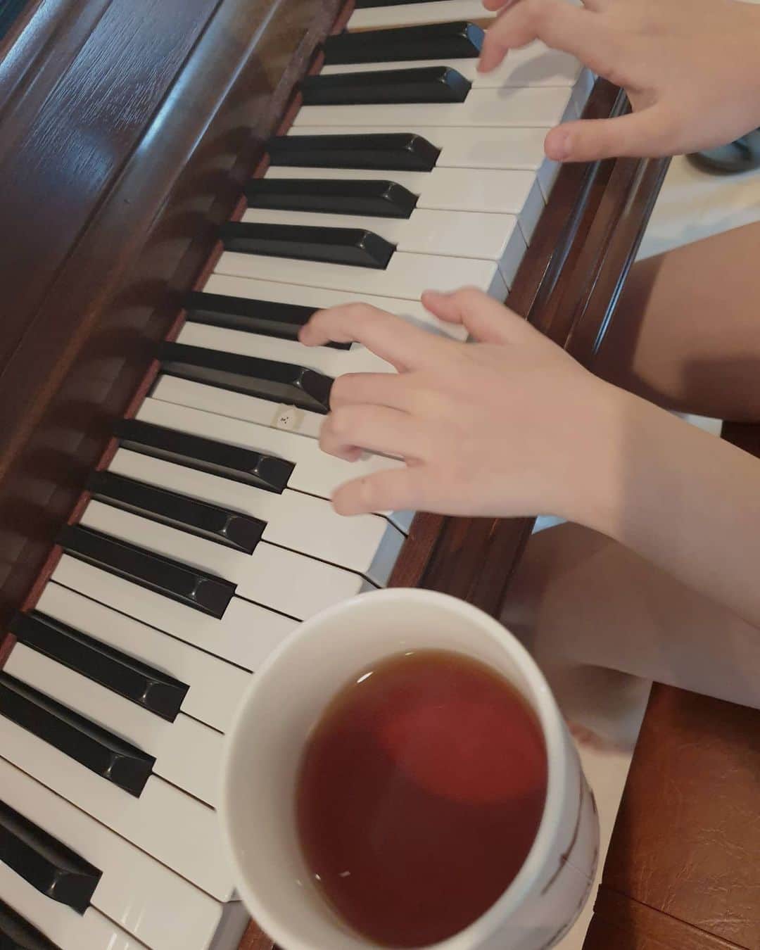 チョン・シアさんのインスタグラム写真 - (チョン・シアInstagram)「우남매의 피아노소리 들으며 커피한잔하는 행복한 시간🎹 . . 이라고 쓰고 커피고 나발이고 속터짐 이라고 읽는다.😂」12月2日 14時41分 - jung.sia