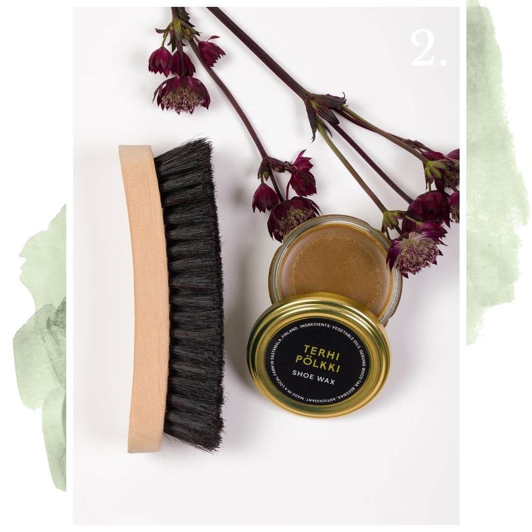 テーリポルキのインスタグラム：「ADVENT CALENDAR #2🕯 Let’s talk about shoe care.   We stand for high-quality and long-lasting shoes. That’s why we want to higlight the importance of shoe care and help you to maintain your shoes in good condition.  Today we offer our great shoe care sets with special prices! Also check out our story for shoe care tips later today!   #TERHIPÖLKKI #terhipölkkistore #finnishdesign #sustainable #footwear #christmas #calendar #christmascalendar」