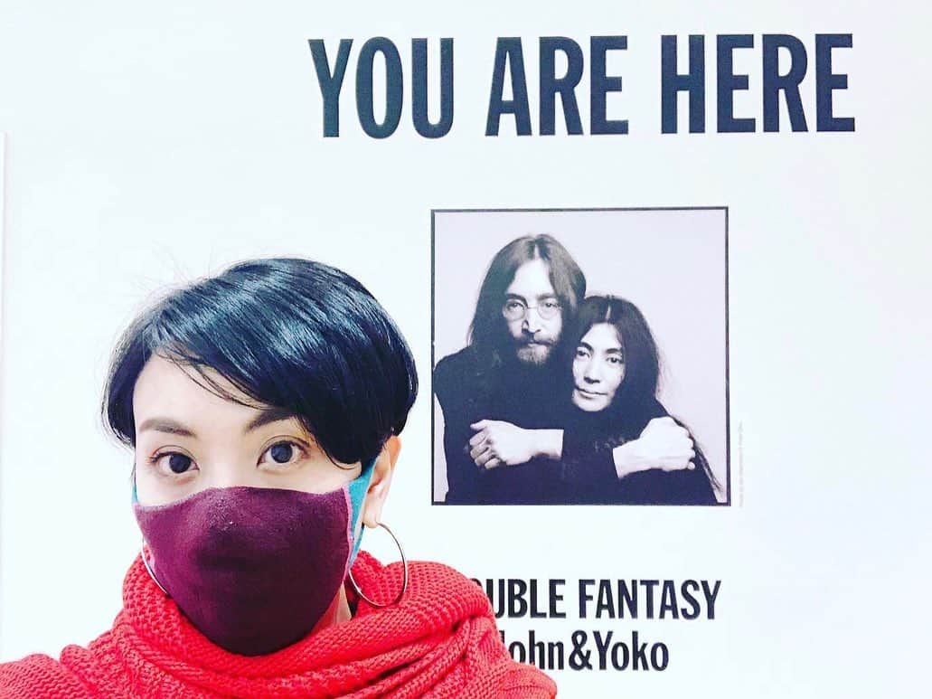 LOVEのインスタグラム：「結局オノ・ヨーコさんが好きなのである。  私の好きな偉人TOP3は Joni Mitchel, Yoko Ono, 間寛平。 公式プロフィールにも書いてるほど。  ジョンには申し訳ないほど、 ジョンの言葉よりヨーコさんの言葉にばかり心がうなずく。  うん、だよね、ってなる。  クリスマス時期にちょうどいいのでは、な展示会でした🌏  #doublefantasy  #sonymuseum」